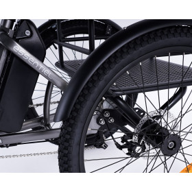 Frein à disque sur chaque roue avec blocage "parking" sur les poignées de frein