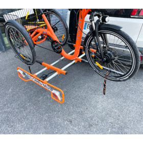 Porte tricycle sur crochet d'attelage