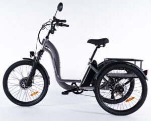 Vue lat&eacute;rale du tricycle adulte &eacute;lectrique Essentiel